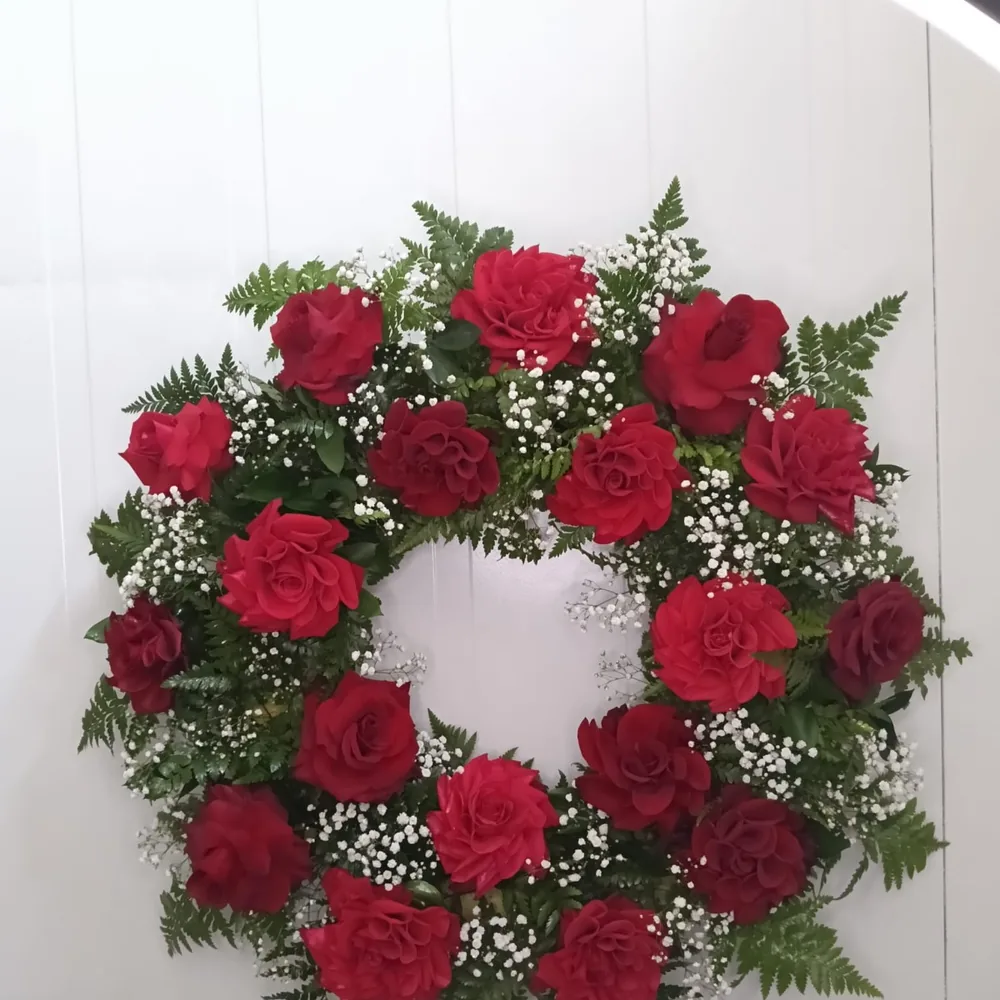 Corona redonda de rosas, rosas rojas o blancas