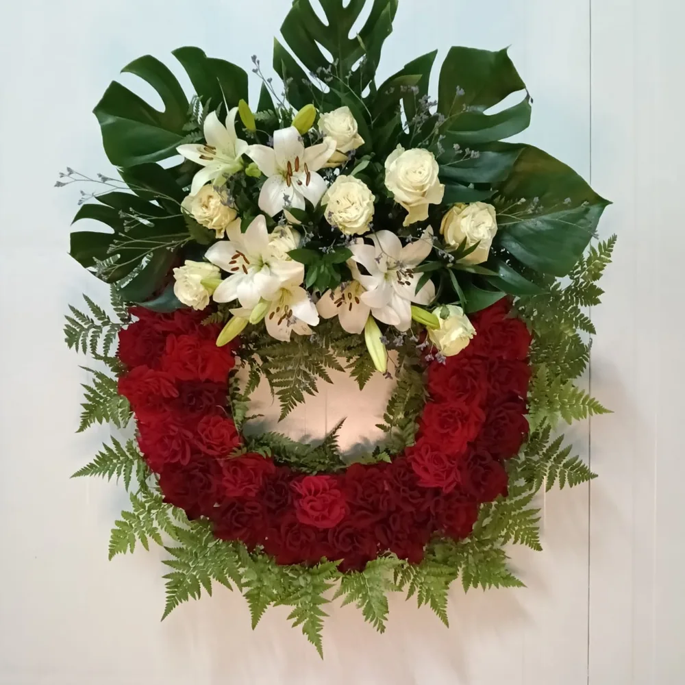Corona de aro de rosas, un cabezal, aro entero de rosas