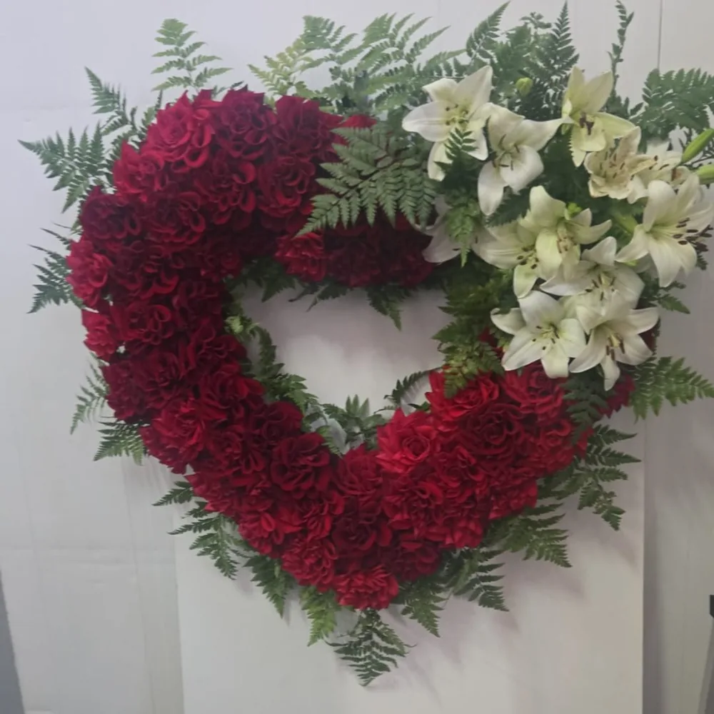 Corazón de rosas con cabezal, aro de rosas, cabezal de flor variada