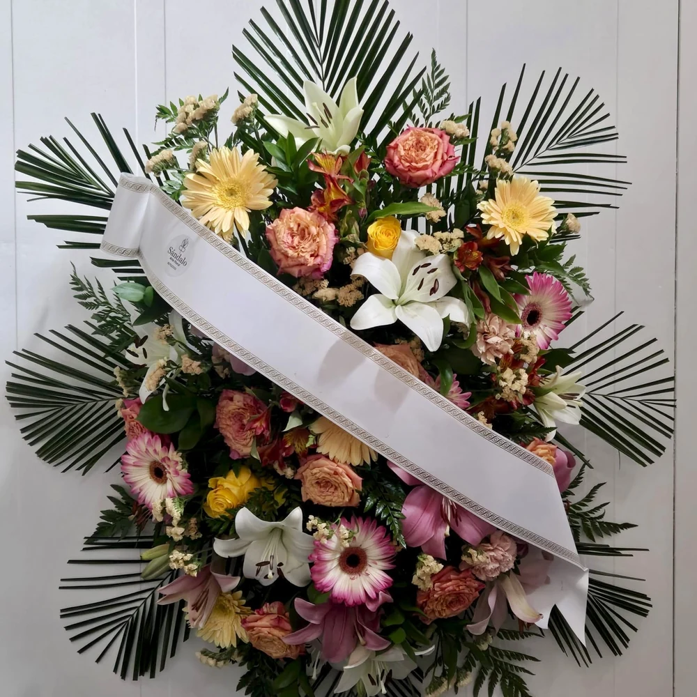 Palma funeraria, flor variada sobre palma