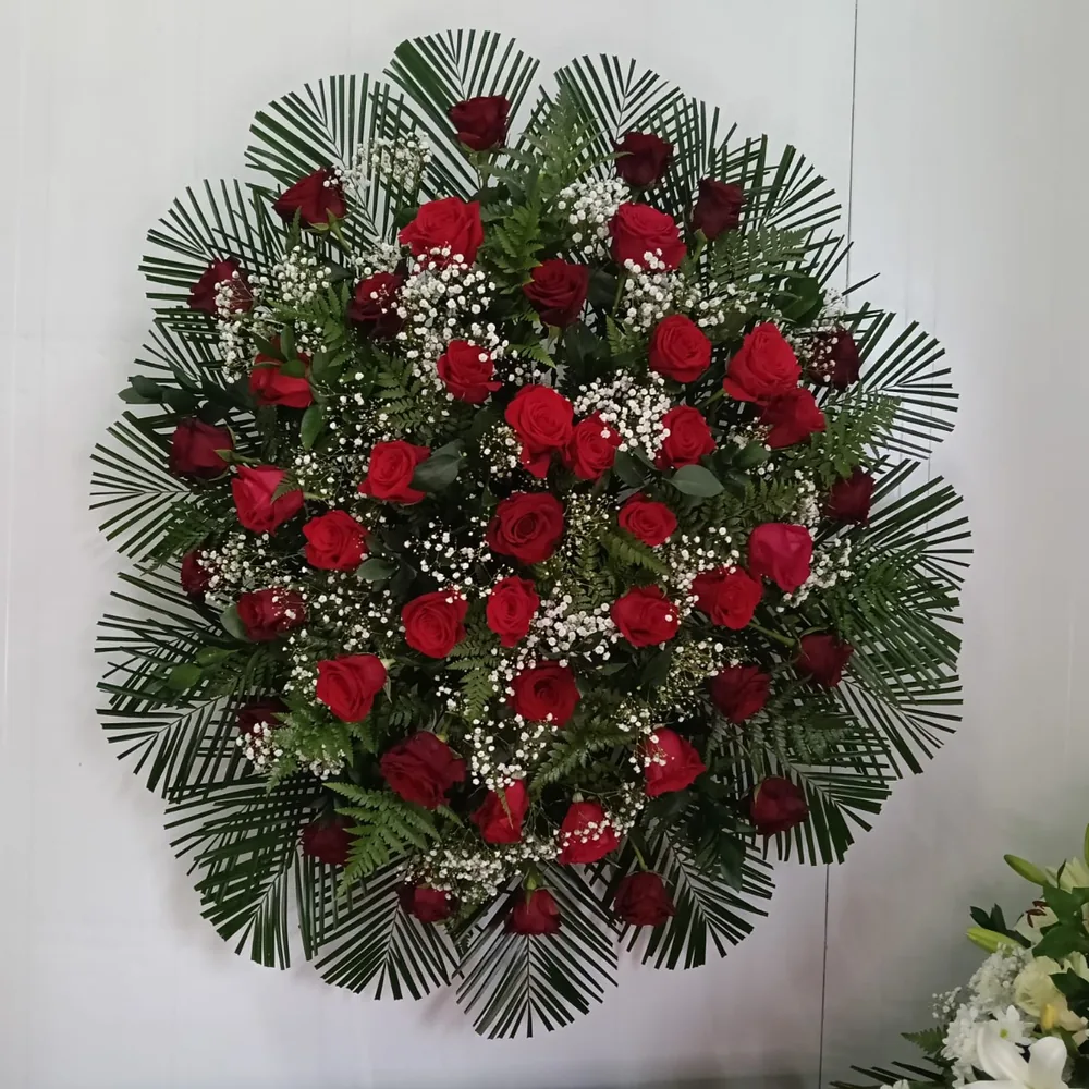 Palma funeraria grande, flor variada sobre palma